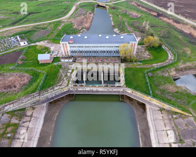 Wasser Pumpstation der Bewässerung der Reisfelder. Anzeigen Stockfoto