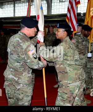 Oberstleutnant Caprissa S. Brown-Slade (rechts), ausgehende Commander 21 spezielle Truppen Bataillon, übergibt die Farben zu Oberst William S. Galbraith (links), stellvertretender Kommandierender Offizier, 21 Theater Sustainment Command während der Änderung des Befehls Zeremonie, 13. April 2017 einen Kleber Kaserne, Kaiserslautern, Deutschland. Stockfoto