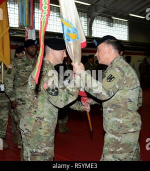 Colonel William S. Galbraith (rechts), stellvertretenden kommandierenden Offizier, 21 Theater Sustainment Command, übergibt die Farben zu den eingehenden Commander 21 spezielle Truppen Bataillon, Oberstleutnant Jason A. Berdou (links) Während der Befehl Zeremonie, 13. April 2017, Kleber Kaserne, Kaiserslautern, Deutschland. Stockfoto