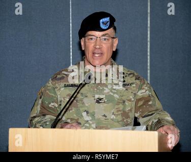 Colonel William S. Galbraith, stellvertretenden kommandierenden Offizier, 21 Theater Sustainment Command, bietet Erläuterungen auf der 21 speziellen Truppen Bataillon Ändern des Befehls Zeremonie, 13. April 2017, Kleber Kaserne, Kaiserslautern, Deutschland. Stockfoto