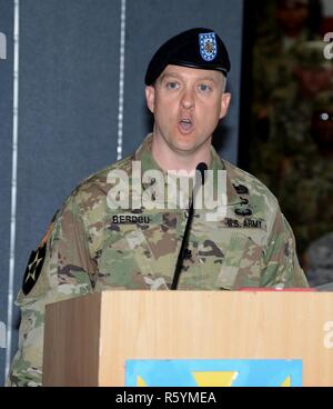 Oberstleutnant Jason A. Berdou, eingehende Commander 21 spezielle Truppen Bataillon, bietet Erläuterungen während der Änderung des Befehls Zeremonie, 13. April 2017 einen Kleber Kaserne, Kaiserslautern, Deutschland. Stockfoto