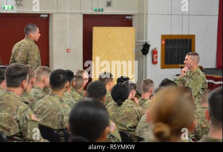ADAZI, Lettland - Sergeant Major der Armee Daniel A. Dailey spricht mit Soldaten aus beiden Alpha Company und Hauptsitz und Sitz der Gesellschaft, 1.BATAILLON, 68th Panzer Regiment, 3. gepanzerte Brigade Combat Team, 4 Infanterie Division, Fort Carson, Colorado, in eine offene Anfrage an das Theater auf adazi Militärbasis, Lettland, 19. April 2017. Er betrifft die Soldaten" in Bezug auf die Höhe der Armee und Gewicht, Lohnerhöhung und die aussagekräftige Definition von Portierbaren Status. Das Gerät ist unter Betrieb Adazi Atlantik zu lösen, die die USA demonstriert stationiert Stockfoto