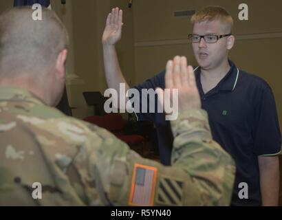 Caleb B. Walker rezitiert die Eid der Rekrutierung, 13. April 2017 in Fort Stewart, Ga Kaleb, der US-Armee als militärische Intelligenz ist seit Maintainer/Integrator. Stockfoto