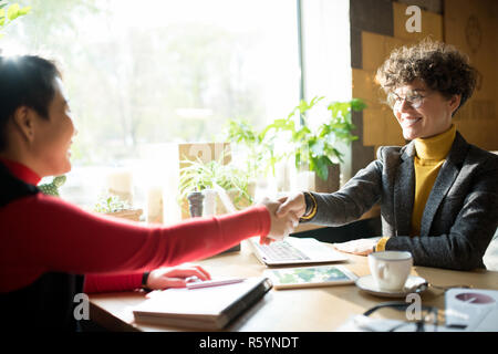 Gerne Unternehmer, Handshake im Cafe Stockfoto
