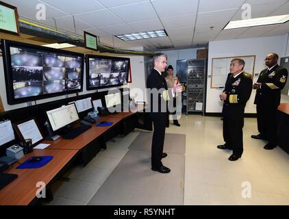 GREAT LAKES, Illinois (14. April 2017) Kapitän Michael S. Garrick, kommandierender Offizier für die Ausbildung von Befehl rekrutieren, führt eine Tour durch den Hauptschaltraum der größten Simulator die US Navy's, USS Trayer (BST 21), Adm. B. Harry Harris, Kommandeur der US Pacific Command, Mitte. Trayer ist ein 210 Meter langer Zerstörer der Arleigh-Burke-Klasse Simulator für Rekruten auf Schlacht Stationen, ein 12-Stunden Höhepunkt der Grundausbildung und der letzte Evolution Rekruten absolvieren, bevor sie Absolvent zu trainieren. Harris war auch die Überprüfung der Offizier an der wöchentlichen pass-in-review Graduierung rekrutieren. Stockfoto