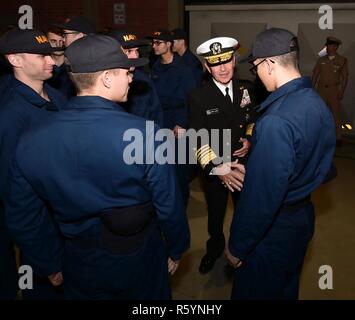 GREAT LAKES, Illinois (14. April 2017) Adm. B. Harry Harris, Kommandeur der US Pacific Command, gratuliert Rekruten nach einem capping Zeremonie Neben größten Training Simulator der Marine, USS Trayer (BST 21), um das Training der Befehl rekrutieren. Eine Begrenzung der Zeremonie ist, wenn Rekruten offiziell werden Segler von Überstreifen ihre Marine ball Kappen nach erfolgreicher Schlacht Stationen an Bord Trayer. Harris war auch die Überprüfung der Offizier für die Wochenkarte-in-Überprüfung der Staffelung. Stockfoto