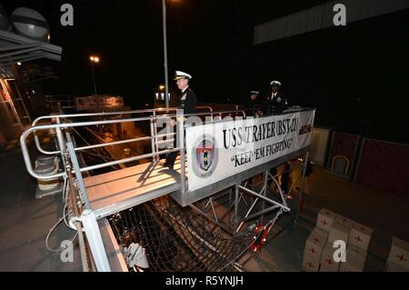 GREAT LAKES, Illinois (14. April 2017) Adm. B. Harry Harris, Kommandeur der US Pacific Command, überquert die Stirn der USS-Trayer (BST 21) am Training Befehl rekrutieren. Harris tourte Trayer, ein 210 Meter langer der Arleigh-Burke-Klasse geführte-missile destroyer Simulator. Er war auch der Überprüfung der Offizier an der wöchentlichen pass-in-review Graduierung rekrutieren. Stockfoto