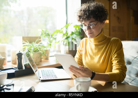 Inhalt lockigen Haaren Freiberufler Analyse online Informationen Stockfoto