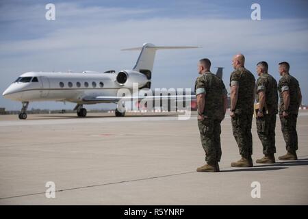 (Von links nach rechts) Sergeants Major John J. Elliot und Matthew A. Putnam, und Oberst Sean M. Salene und Daniel Q. Greenwood, stehen an Aufmerksamkeit wie Generalmajor Niel Nelson's Flugzeug Taxis auf Moron Air Base, Spanien, 16. April 2017. Generalmajor Nelson, Befehlshaber der Marine Corps Kräfte in Europa und in Afrika, kam der Special Purpose Marine Air-Ground Task Force-Crisis Response-Africa, Übertragung der Autorität Zeremonie am folgenden Tag zu besuchen. Stockfoto