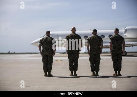 (Von links nach rechts) Sergeants Major John J. Elliot und Matthew A. Putnam, und Oberst Sean M. Salene und Daniel Q. Greenwood, stehen an Aufmerksamkeit wie Generalmajor Niel Nelson's Flugzeug Taxis auf Morón Air Base, Spanien, 16. April 2017. Generalmajor Nelson, Befehlshaber der Marine Corps Kräfte in Europa und in Afrika, kam der Special Purpose Marine Air-Ground Task Force-Crisis Response-Africa, Übertragung der Autorität Zeremonie am folgenden Tag zu besuchen. Stockfoto