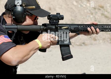 Staff Sgt. John Browning, ein Jackson, Georgia Eingeborener und wettbewerbsfähigen schießenden Soldaten mit der US-Armee Treffsicherheit, feuert seine Waffe während der 2017 US-praktische Shooting Association Multi-Gun Staatsangehörigen in Las Vegas, Nevada, am 15. April. Nach den dreitägigen Wettbewerb, 14 verschiedene Phasen enthalten, Browning gewann den zweiten Platz Titel in der begrenzten Abteilung mit 1158.7405 Vergleichspunkte. Stockfoto