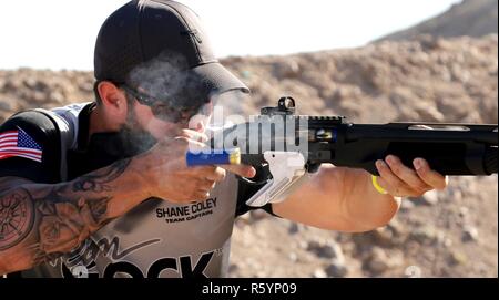 Atlanta ansässigen Shane Coley, eine US-Armee Treffsicherheit Einheit Veteran, feuert seine Schrotflinte während der 2017 US-praktische Shooting Association Multi-Gun Staatsangehörigen in Las Vegas, Nevada, am 16. April. Coley auf der gleichen Gruppe konkurrierten entlang der Seite des USAMU Soldaten. Stockfoto