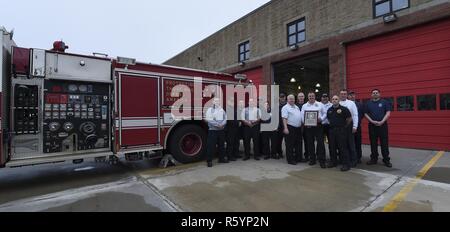 NEWPORT, R.I. (20. April 2017) Feuerwehrmänner zu Naval Station Newport Feuerwehr zugeordnet außerhalb der Station sammeln Sie Ihre Akkreditierung Plakette von der Kommission des Feuers Akkreditierung International zu zeigen. Die Abteilung erwarben ihre Anerkennung für ihre herausragende Leistung als militärische Feuerwehr- und Rettungsdienste. Es ist die erste Feuerwehr in Rhode Island und der erste Kommandant, Marine Region Mid-Atlantic außerhalb von Norfolk diese Akkreditierung zu erhalten. Stockfoto