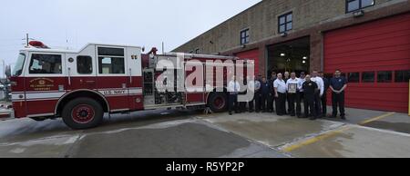 NEWPORT, R.I. (20. April 2017) Feuerwehrmänner zu Naval Station Newport Feuerwehr zugeordnet außerhalb der Station sammeln Sie Ihre Akkreditierung Plakette von der Kommission des Feuers Akkreditierung International zu zeigen. Die Abteilung erwarben ihre Anerkennung für ihre herausragende Leistung als militärische Feuerwehr- und Rettungsdienste. Es ist die erste Feuerwehr in Rhode Island und der erste Kommandant, Marine Region Mid-Atlantic außerhalb von Norfolk diese Akkreditierung zu erhalten. Stockfoto