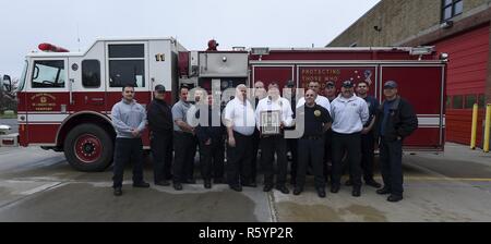 NEWPORT, R.I. (20. April 2017) Feuerwehrmänner zu Naval Station Newport Feuerwehr zugeordnet außerhalb der Station sammeln Sie Ihre Akkreditierung Plakette von der Kommission des Feuers Akkreditierung International zu zeigen. Die Abteilung erwarben ihre Anerkennung für ihre herausragende Leistung als militärische Feuerwehr- und Rettungsdienste. Es ist die erste Feuerwehr in Rhode Island und der erste Kommandant, Marine Region Mid-Atlantic außerhalb von Norfolk diese Akkreditierung zu erhalten. Stockfoto