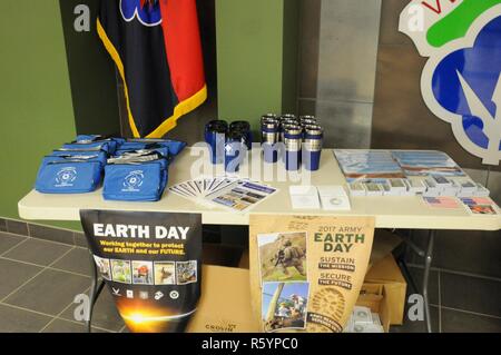 Eine Anzeigetabelle Hauptquartier der 88. regionalen Support Command in Fort McCoy, Wisconsin, voller Handzettel und Informationen über Earth Day-Aktivitäten in der gesamten Region 19-Zustand. Earth Day ist am 22 April und der 88. RSC ehrt diesen Tag durch die Bereitstellung von wiederverwendbaren Kühler und Reise-Tassen sowie Informationen dazu, wie Sie bessere Verwalter der Umwelt zu sein. Stockfoto