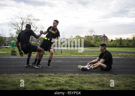 US Army Spc. Quitte Lanford Links erhält eine Hand oben von Pfc. Jay Diaz, sowohl die 55. Signal Company (Combat Camera), während der Hilda-Challenge im 2017 5. jährlichen SPC Hilda I. Clayton am besten bekämpfen Kamera (COMCAM) Wettbewerb in Fort George G. Meade, Maryland, 17. April 2017 zugewiesen. Lanford und Diaz konkurrieren im 2017 5. jährlichen Best COMCAM Wettbewerb wo Zweierteams während einer einwöchigen Veranstaltung konkurrieren, die ihre körperlichen, geistigen und technische Fähigkeiten testet. Der Wettbewerb ist in Ehren gefallenen Bekämpfung Kamera Soldat SPC Hilda I. Clayton, der ihr Leben Jul gab ansässig Stockfoto