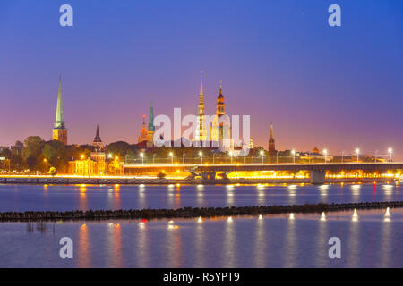 Altstadt und Fluss Daugava in der Nacht, Riga, Lettland Stockfoto