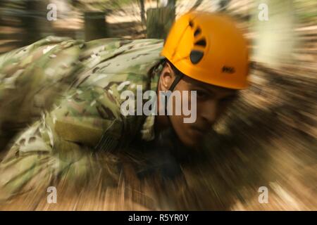 US Armee Sgt. Connor Mendez, ein Kampf-Dokumentation / Produktion-Spezialist, zugewiesen der 10. Special Forces Group, niedrig kriecht beim Hindernis-Parcours im Rahmen der 2017 5. jährlichen SPC Hilda I. Clayton am besten bekämpfen Kamera (COMCAM)-Wettbewerbs am Fort A.P. Hill, VA., 18. April 2017. Die Hindernis-Parcours erfolgt am zweiten Tag der Spc. Hilda I. Clayton besten COMCAM Wettbewerb, die entworfen, um Selbstvertrauen und Teamwork zu bauen, indem Sie Mitglieder aus ihrer Komfortzone.  Die Hindernis-Parcours ist die vierte Veranstaltung des Wettbewerbs, in dem zweier-Teams in einem einwöchigen e konkurrieren Stockfoto