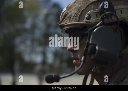 US Armee Sgt. Connor Mendez, ein Kampf-Dokumentation / Produktion-Spezialist, zugeordnet der 10. Special Forces Group (Airborne), wartet auf seine M4 Carbine zu prüfenden nach brennen bei der M4-Stress schießen Veranstaltung Teil des 2017 5. jährlichen Spc. Hilda I. Clayton besten Kampf-Kamera (Kamera zu bekämpfen) Wettbewerb auf Fort A.P. Hill, VA., 18. April 2017. Mendez konkurriert im 2017 5. jährlichen Best COMCAM Wettbewerb wo Zweierteams während einer einwöchigen Veranstaltung konkurrieren, die ihre körperlichen, geistigen und technische Fähigkeiten testet. Der Wettbewerb ist in Ehren gefallenen Bekämpfung c ansässig Stockfoto