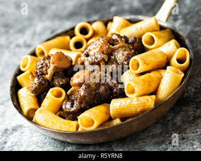 Rustikale italienische Ochsenschwanz ragu Pasta Stockfoto