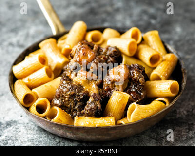 Rustikale italienische Ochsenschwanz ragu Pasta Stockfoto