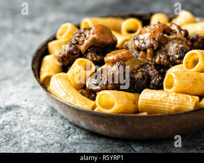 Rustikale italienische Ochsenschwanz ragu Pasta Stockfoto