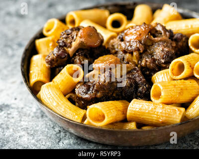 Rustikale italienische Ochsenschwanz ragu Pasta Stockfoto