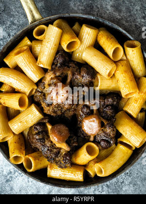 Rustikale italienische Ochsenschwanz ragu Pasta Stockfoto