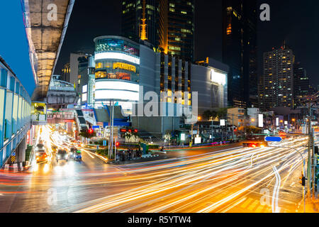 Die lange Exposition auto Licht im Nachtleben von Bangkok Thailand. Stockfoto