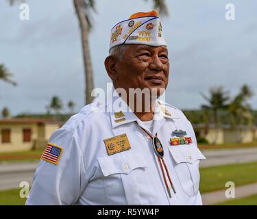 Raymond Baza, pensionierter US-Armee Vietnam Veteran und stellvertretender Kommandeur der Veteran der Kriege nach 1509, beobachtet die F-4E Phantom II rededication Zeremonie am 21. April 2017, bei Andersen Air Force Base, Guam. Baza diente in der Vietnam Krieg von 1969-1972. Stockfoto