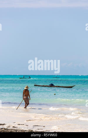Junger Mann Dressing eine Safari Hut wandern in einem tropischen Strand in Tansania, Afrika Stockfoto