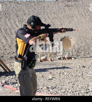 LAS VEGAS, Nev. - Staff Sgt. John Browning, U.S. Army Treffsicherheit, aus Jackson, Georgien schießt aus dem Stand auf 2017 US-praktische Shooting Association Multi-Gun nationalen Meisterschaften, die am 16. April im Pro Gun Club. Browning den zweiten Platz in der Division beschränkt, während zum ersten Mal an diesen Meisterschaften konkurrieren. Stockfoto