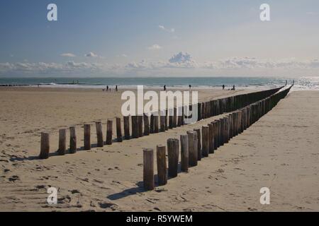 Nordsee und Strand mit buhnen zwischen Zoutelande und Westkapelle, walcheren, Zeeland, Niederlande Stockfoto