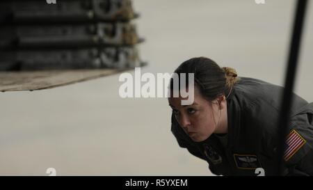 NAVAL STATION ROTA, Spanien-Staff Sgt Ariel Reed, 123. Airlift Wing Loadmaster Kentucky Air National Guard, prüft eine Ladung für das Königreich Marokko während der jährlichen afrikanischen Löwen 17 Übung, 13. April 2017 geleitet. Verschiedene Einheiten aus dem US Marine Corps, US Army, US Navy, US Air Force und Kentucky und Utah Air National Guards werden Multi-Lateral und Stabilität training mit Einheiten von königliche marokkanische Streitkräfte in das Königreich Marokko tätig. Dieser kombinierte multilateralen Übung wurde entwickelt, um Interoperabilität und gegenseitige Verständnis von jeder Nation zu verbessern " Stockfoto