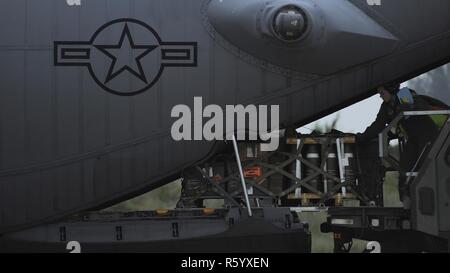 NAVAL STATION ROTA, Spanien-Staff Sgt Ariel Reed, 123. Airlift Wing Loadmaster Kentucky Air National Guard, lädt Fracht für das Königreich Marokko während der jährlichen afrikanischen Löwen 17 Übung, 13. April 2017 geleitet. Verschiedene Einheiten aus dem US Marine Corps, US Army, US Navy, US Air Force und Kentucky und Utah Air National Guards werden Multi-Lateral und Stabilität training mit Einheiten von königliche marokkanische Streitkräfte in das Königreich Marokko tätig. Dieser kombinierte multilateralen Übung wurde entwickelt, um Interoperabilität und gegenseitigem Verständnis für jede Nation Taktik zu verbessern Stockfoto