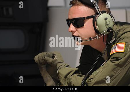 NAVAL STATION ROTA, Spanien – Senior Airman Alexander Koehler, 123. Airlift Wing Loadmaster, Kentucky Air National Guard, Linien eine Fracht laden während der jährlichen afrikanischen Löwen 17 Übung, 17. April 2017. Verschiedene Einheiten aus dem US Marine Corps, US Army, US Navy, US Air Force und Kentucky und Utah Air National Guards werden Multi-Lateral und Stabilität training mit Einheiten von königliche marokkanische Streitkräfte in das Königreich Marokko tätig. Dieser kombinierte multilateralen Übung dient zur Verbesserung der Interoperabilität und gegenseitiges Verständnis für jede Nation Taktiken, Techniken Stockfoto