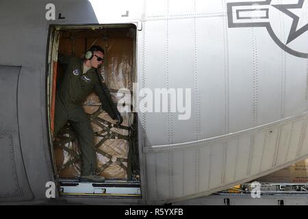 NAVAL STATION ROTA, Spanien – Senior Airman Alexander Koehler, 123. Airlift Wing Loadmaster Kentucky Air National Guard, sichert die Ladung während der jährlichen afrikanischen Löwen 17 Übung, 17. April 2017. Verschiedene Einheiten aus dem US Marine Corps, US Army, US Navy, US Air Force und Kentucky und Utah Air National Guards werden Multi-Lateral und Stabilität training mit Einheiten von königliche marokkanische Streitkräfte in das Königreich Marokko tätig. Dieser kombinierte multilateralen Übung dient zur Verbesserung der Interoperabilität und gegenseitiges Verständnis jeder Nation Taktiken, Techniken und proc Stockfoto