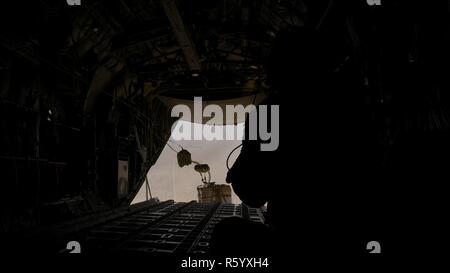 AGADIR, Marokko – Staff Sgt Ariel Reed, 123. Airlift Wing Loadmaster Kentucky Air National Guard, Uhren Fracht Airdrop nach dem Schneiden der Sicherheitsleine während der jährlichen afrikanischen Löwen 17-Übung in Agadir, Marokko, 19. April 2017. Verschiedene Einheiten aus dem US Marine Corps, US Army, US Navy, US Air Force und Kentucky und Utah Air National Guards werden Multi-Lateral und Stabilität training mit Einheiten von königliche marokkanische Streitkräfte in das Königreich Marokko tätig. Dieser kombinierte multilateralen Übung dient zur Interoperabilität und gegenseitiges Verständnis der einzelnen Verbesserung Stockfoto