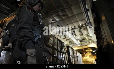 AGADIR, Marokko – Staff Sgt Ariel Reed, 123. Airlift Wing Loadmaster Kentucky Air National Guard, wartet auf einen Anruf zu Ladung während der jährlichen afrikanischen Löwen 17-Übung in Agadir, Marokko, 19. April 2017 airdrop. Verschiedene Einheiten aus dem US Marine Corps, US Army, US Navy, US Air Force und Kentucky und Utah Air National Guards werden Multi-Lateral und Stabilität training mit Einheiten von königliche marokkanische Streitkräfte in das Königreich Marokko tätig. Dieser kombinierte multilateralen Übung dient zur Verbesserung der Interoperabilität und gegenseitiges Verständnis für jede Nation Taktik, Stockfoto