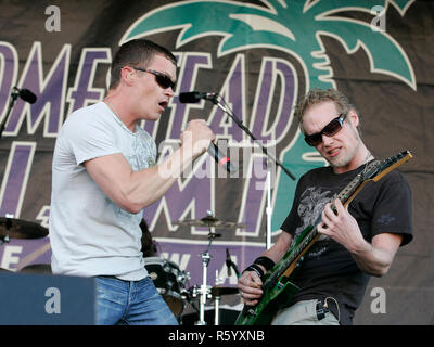 Matt Roberts (R) und Brad Arnold mit 3 Türen unten im Konzert vor der Ausführung der IRL Indy 300 bei Gainsco Homestead-Miami Speedway in Homestead, Florida am 29. März 2008 ausführen. Stockfoto