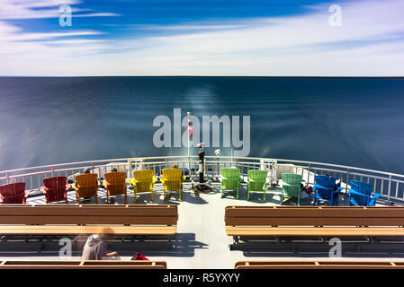 Passagiere auf dem oberen Deck der Fähre Chi-Cheemaun wie er fährt South Baymouth Ferry Terminal an einem sonnigen Frühlingstag, Ontario, Kanada Stockfoto