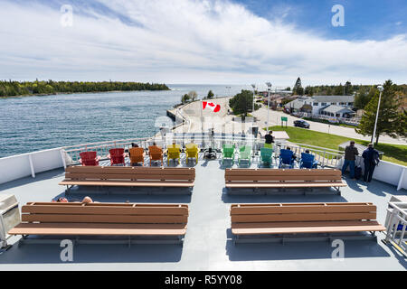 Passagiere auf dem oberen Deck der Fähre Chi-Cheemaun wie er fährt South Baymouth Ferry Terminal an einem sonnigen Frühlingstag, Ontario, Kanada Stockfoto