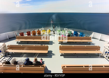 Passagiere auf dem oberen Deck der Fähre Chi-Cheemaun wie er fährt South Baymouth Ferry Terminal an einem sonnigen Frühlingstag, Ontario, Kanada Stockfoto