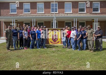 Us-Marines mit II Marine Expeditionary Force (II MEF) posieren für ein Foto mit Ehegatten und Familienangehörigen von Marinesoldaten und Matrosen mit II MEF während" in ihren Stiefeln" Tag auf Camp Lejeune, N.C., 21. April 2017. "In ihren Stiefeln" Day ist eine Veranstaltung, in der Ehegatten und Familienangehörige von Marinesoldaten und Matrosen mit II MEF in der Lage sind, sich in verschiedenen Marine Corps zur Teilnahme an Veranstaltungen und Übungen. Stockfoto