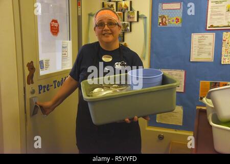 Yasmine Redmond, 341 Force Support Squadron food service Arbeiter, liefert Schüsseln und Utensilien in die pre-Klasse an der kindlichen Entwicklung Mitte April 24, 2017, an der Malmstrom Air Force Base, Mont Schüsseln und Utensilien vor jedem der drei Mahlzeiten geliefert werden, und nach jeder Mahlzeit gereinigt und desinfiziert. Stockfoto