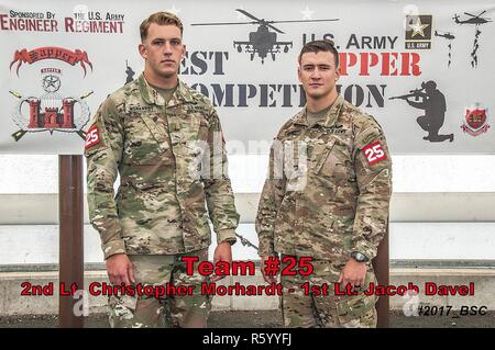 130 Engineer Brigade Team (von links nach rechts) 2. Lt. Christopher Morhardt und 1 Lt Jakob Davel in Ihrer offiziellen Foto für das Jahr 2017 Beste Sapper Wettbewerb Stockfoto