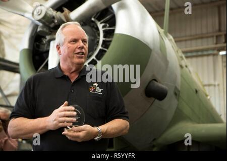 Robert Cramsie, eine Wiederherstellung der Freiwilligen mit den Fliegenden Leatherneck Aviation Museum und Mitglied des Vorstands der Fliegenden Leatherneck historische Grundlage, gibt vielen Dank Bemerkungen nach Erhalt einer Auszeichnung bei den Fliegenden Leatherneck Aviation Museum Restaurierung Service an der Marine Corps Air Station Miramar, Calif., am 21. April. Cramsie erhielt die Northrop Grumman Exzellenz in Volunteerism Auszeichnung für Ehrenamt mehr als 2.500 Stunden die letzten ihrer Art Douglas SBD-1 Dauntless Sturzbomber, rekonstruiert mit Blueprints, geborgen und selbst hergestellte Teile wiederherzustellen. Stockfoto