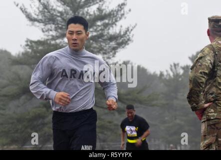 U.S. Army Reserve SPC. Wantae Seong, 760Th Engineer Company, 363 Techniker Bataillon, 411 Engineer Brigade, konkurriert in die zwei - Meile laufen Der APFT Teil der Kombinierten besten Krieger Wettbewerb im Joint Base Mc Guire-Dix - Lakehurst, N.J. April 25, 2017. Die 14 Kandidaten für Top Marken, um Ihre Partitur hinzuzufügen und hoffentlich den Titel der besten Krieger oder Beste Noncommissioned Officer nehmen und bewegen Sie auf der 412 Theater Ingenieur Befehl, Theater 416th Engineer Befehl und 76 Operationelle Antwort am besten Krieger USARC Konkurrenz darzustellen. Stockfoto