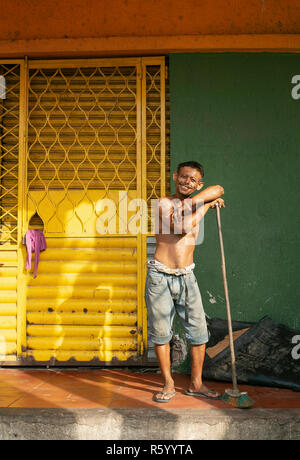 Unbekannte Latino Mann Reinigung nach einem anstrengenden Tag am Markt (Mercado Bazurto Bazurto). Umwelt portrait. Cartagena de Indias, Kolumbien. Okt 2018 Stockfoto